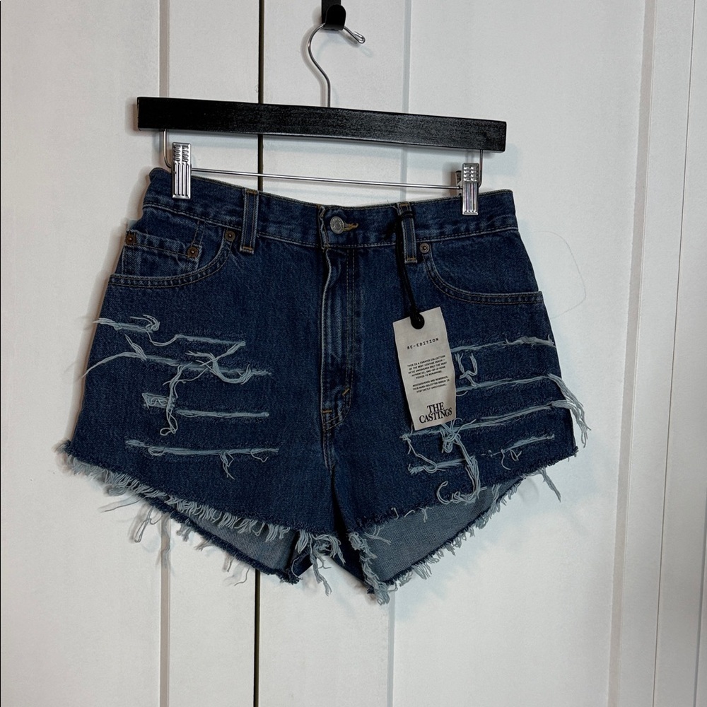 Aritzia 'The Castings" W30 Levis Distressed Denim Women Shorts - Relaxed fit
